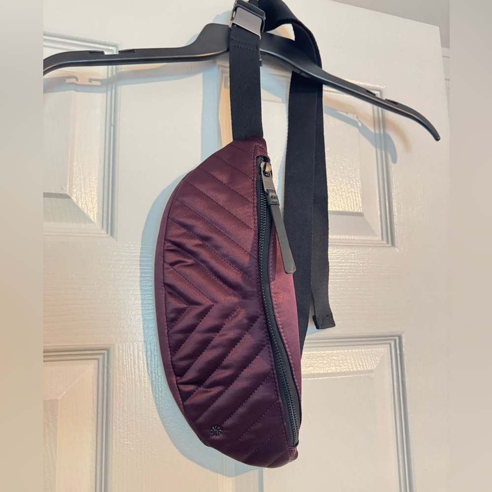 Athleta Kinetic Shine Waistbag in color spiced cabernet